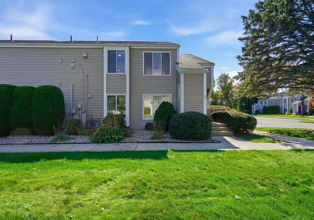 Listing Photo 1 - Condo for sale in building located at 91 Nassau Dr, Springfield, MA 01129 - Unit #91