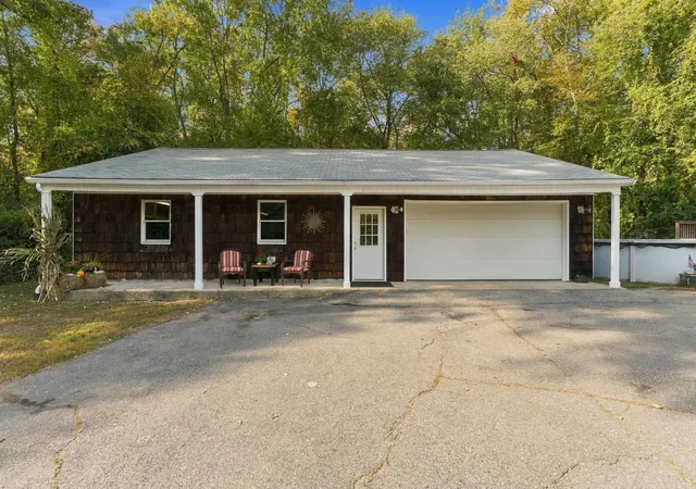 Photo 3 of Single family home for sale at 480 Hartford Ave E, Uxbridge, MA 01569 | MLS# 73587506 | Listing updated on 2026-10-15
