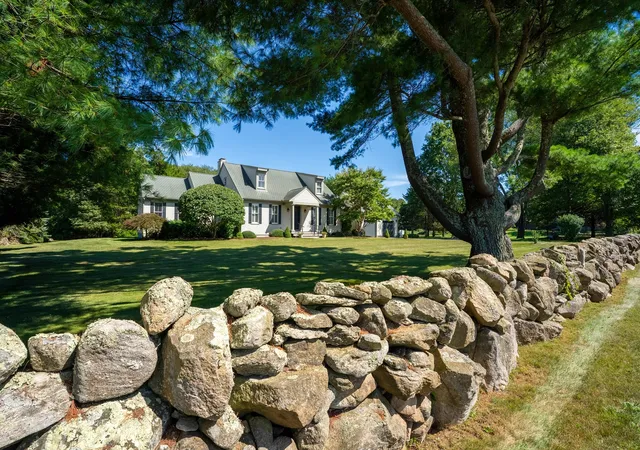 Photo 2 of Single family home for sale at 557 Smith Neck Rd, South Dartmouth, MA 02748 | MLS# 73576354 | Listing updated on 2026-10-22