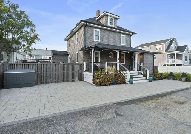 Photo 2 of Single family home for sale at 3 Lincoln St, Hull, MA 02045 | MLS# 73574386 | Listing updated on 2026-10-03