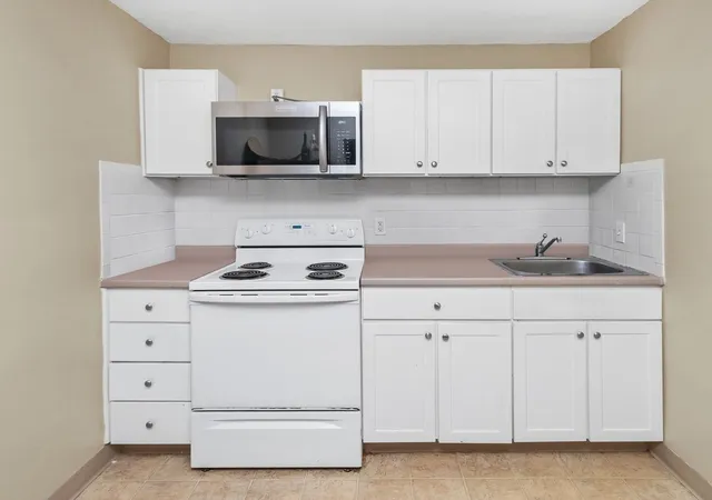 Listing Photo 4 - Condo for sale in building located at 32 Whites Ave, Watertown, MA 02472 - Unit #D45