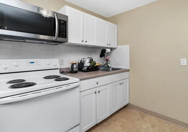 Listing Photo 5 - Condo for sale in building located at 32 Whites Ave, Watertown, MA 02472 - Unit #D45