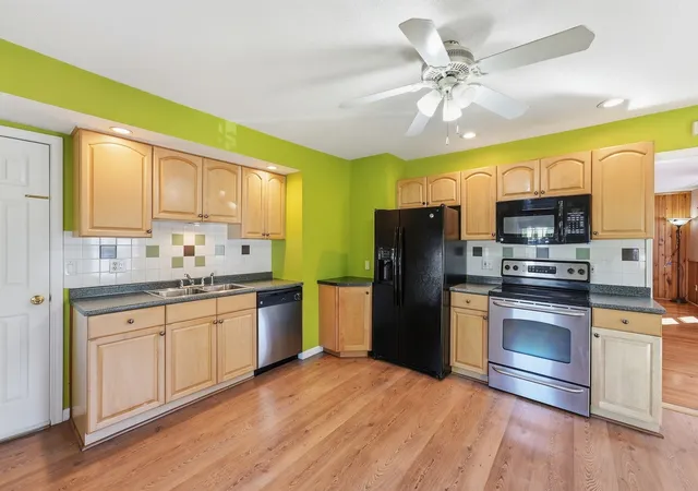 Listing Photo 2 - Condo for sale in building located at 102 Lemuel Ave, Chicopee, MA 01013