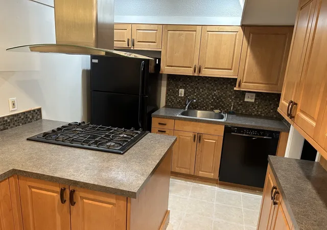 Listing Photo 1 - Condo for sale in building located at 40 Halifax, Springfield, MA 01108 - Unit #E