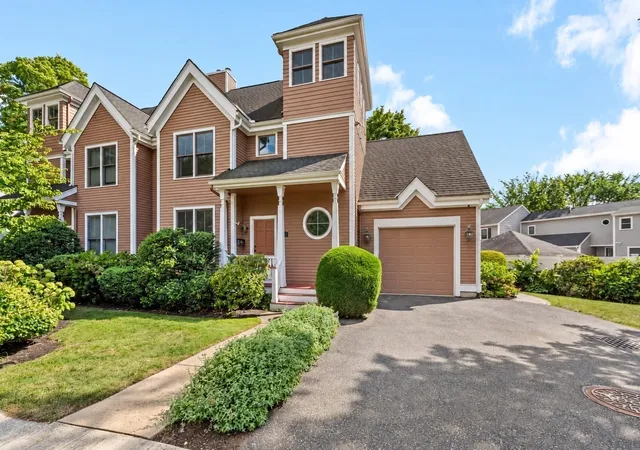 Listing Photo 1 - Condo for sale in building located at 522 Auburn St, Newton, MA 02466 - Unit #524