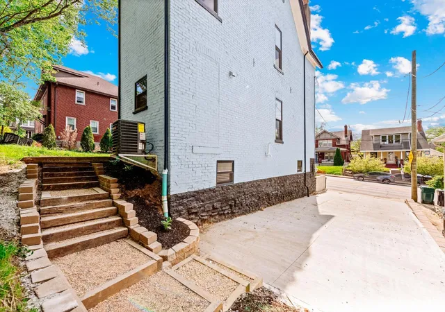 Photo 3 of Sale Pending at 3634 Columbia Pkwy, Cincinnati, OH 45226 | MLS# 1875246 | Listing updated on 2026-09-04