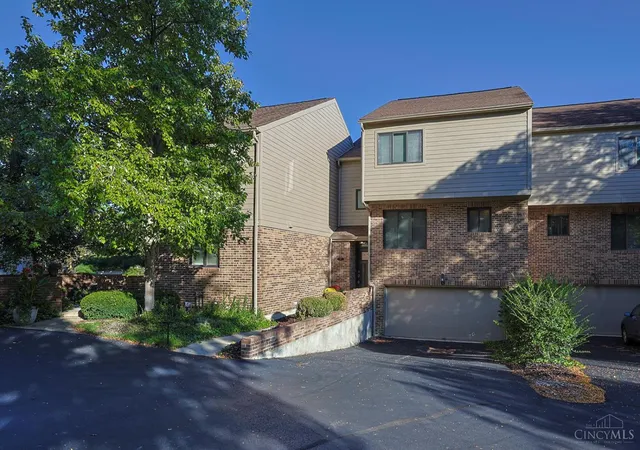 Listing Photo 2 - Condo for sale in building located at 90 Carpenters Ridge, Blue Ash, OH 45241