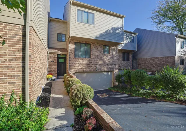 Listing Photo 3 - Condo for sale in building located at 90 Carpenters Ridge, Blue Ash, OH 45241