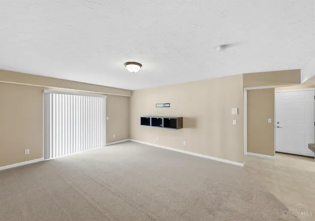 Listing Photo 4 - Condo for sale in building located at 3383 Emerald Lakes Dr, Cincinnati, OH 45211 - Unit #2D