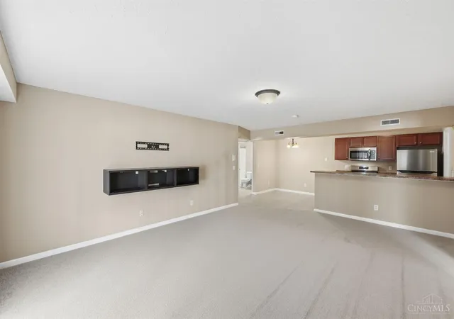 Listing Photo 5 - Condo for sale in building located at 3383 Emerald Lakes Dr, Cincinnati, OH 45211 - Unit #2D