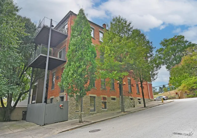 Photo 3 of Sale Pending at 945 Parkside Pl, Cincinnati, OH 45202 | MLS# 1890535 | Listing updated on 2026-09-09