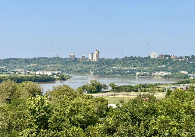 Listing Photo 3 - Condo for sale in building located at 3304 Columbia Pkwy, Cincinnati, OH 45226 - Unit #3
