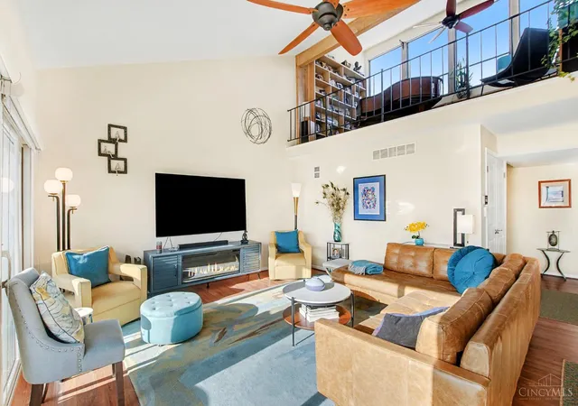 Listing Photo 4 - Condo for sale in building located at 3304 Columbia Pkwy, Cincinnati, OH 45226 - Unit #3