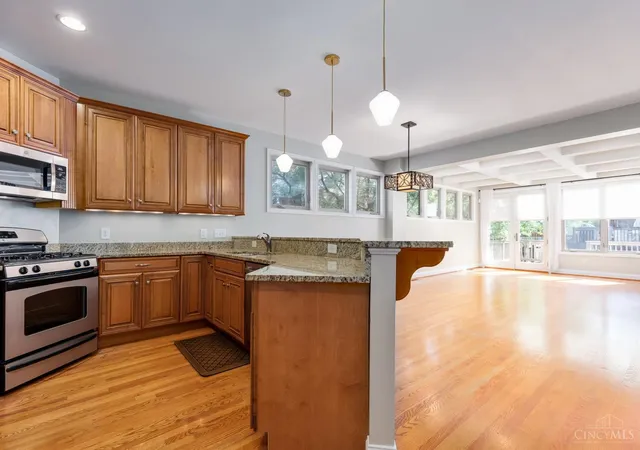 Photo 3 of Sale Pending at 3660 Shaw Ave, Cincinnati, OH 45208 | MLS# 1891520 | Listing updated on 2026-09-14