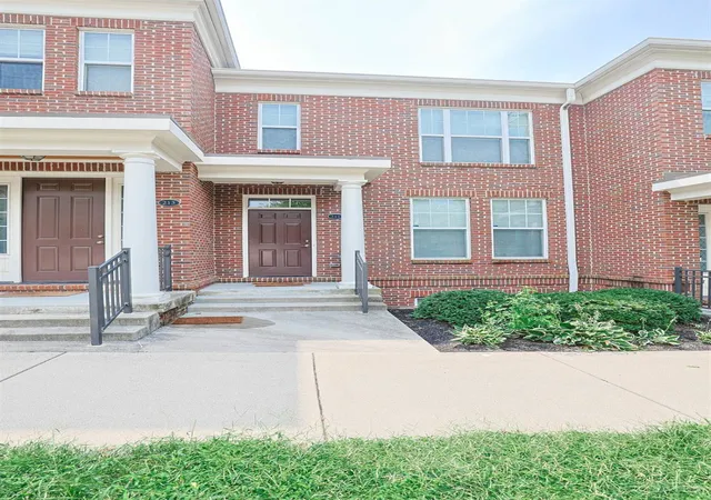 Townhouse for sale at 211 E Rochelle St, Cincinnati, OH 45219 | MLS# 1892517