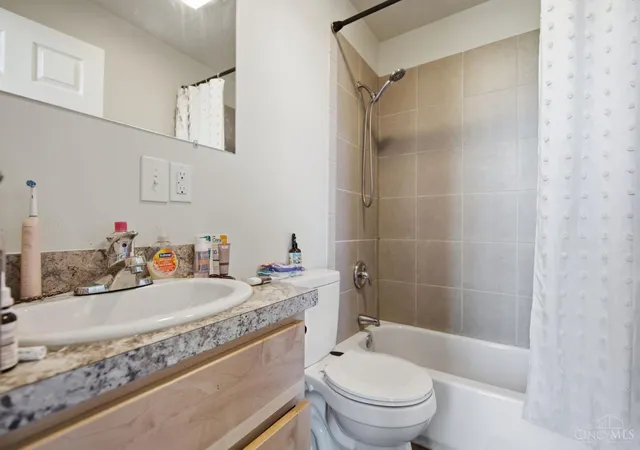 Listing Photo 4 - Condo for sale in building located at 215 Warner St, Cincinnati, OH 45219