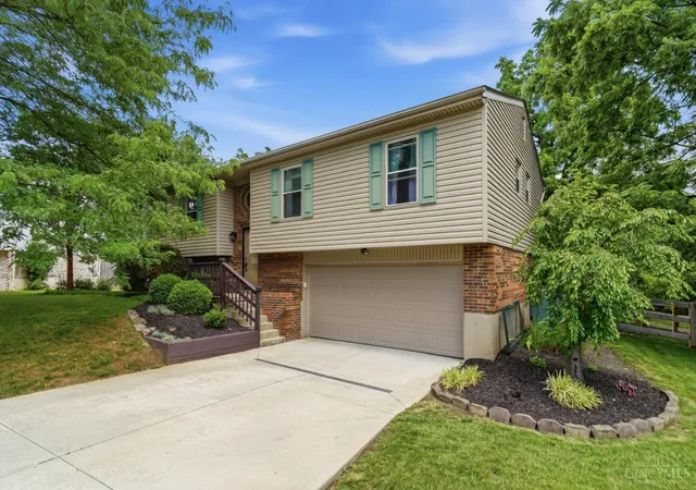 Photo 3 of Sale Pending at 830 Tam O Shanter Way, Monroe, OH 45050 | MLS# 1892751 | Listing updated on 2026-09-16