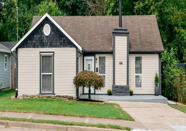 Photo 2 of Sale Pending at 2171 University Blvd, Hamilton, OH 45015 | MLS# 1892766 | Listing updated on 2026-09-11