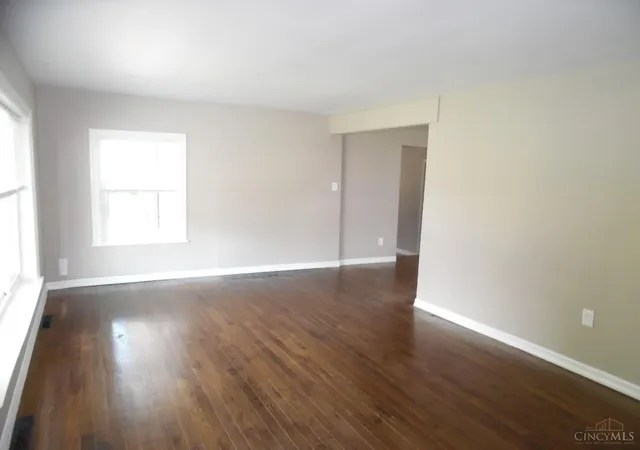 Photo 4 of Sale Pending at 28 Chillicothe Ave, Lebanon, OH 45036 | MLS# 1892707 | Listing updated on 2026-10-20
