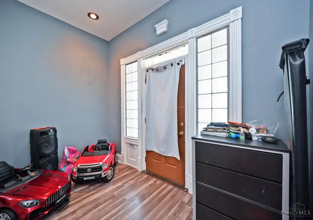 Photo 3 of Sale Pending at 935 Woodlawn Ave, Cincinnati, OH 45205 | MLS# 1892914 | Listing updated on 2026-09-14