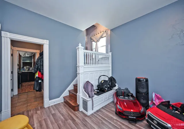 Photo 4 of Sale Pending at 935 Woodlawn Ave, Cincinnati, OH 45205 | MLS# 1892914 | Listing updated on 2026-09-14