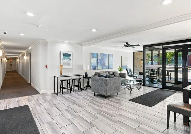Listing Photo 4 - Condo for sale in building located at 1815 William Howard Taft Rd, Cincinnati, OH 45206 - Unit #505