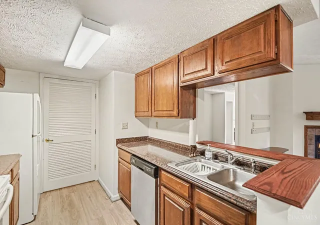 Photo 4 of Sale Pending at 10555 Montgomery Rd #4, Montgomery, OH 45242 | MLS# 1892944 | Listing updated on 2026-09-15