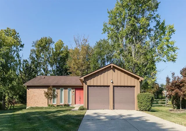 Photo 4 of Sale Pending at 1585 Silverglade Ct, Springfield Twp., OH 45240 | MLS# 1892673 | Listing updated on 2026-09-17