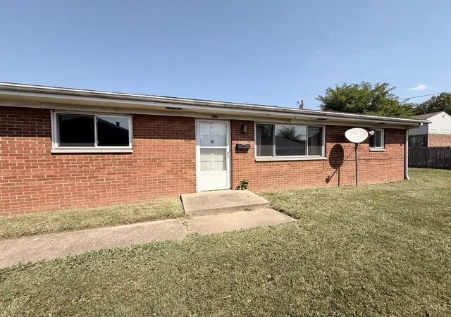 Listing Photo 3 - Condo for sale in building located at 905 Lamberton St, Middletown, OH 45044