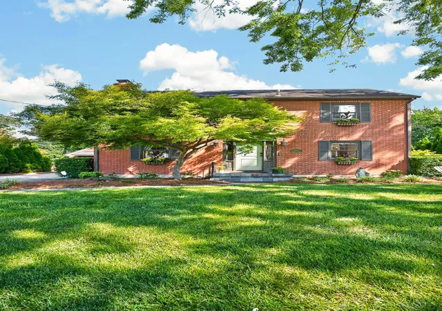 Photo 2 of Sale Pending at 3301 Hampton Pl, Middletown, OH 45042 | MLS# 1892993 | Listing updated on 2026-09-09
