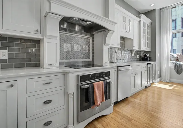 Listing Photo 1 - Condo for sale in building located at 15 W 4Th St, Cincinnati, OH 45202 - Unit #304