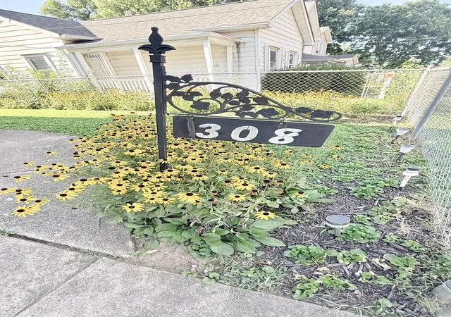 Photo 3 of Sale Pending at 308 Moore St, Middletown, OH 45044 | MLS# 1891712 | Listing updated on 2026-09-16