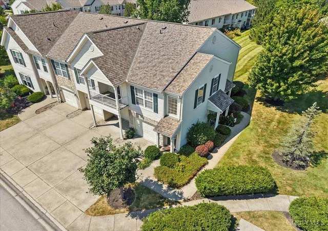 Listing Photo 2 - Condo for sale in building located at 2124 Commons Cir, Batavia, OH 45103 - Unit #