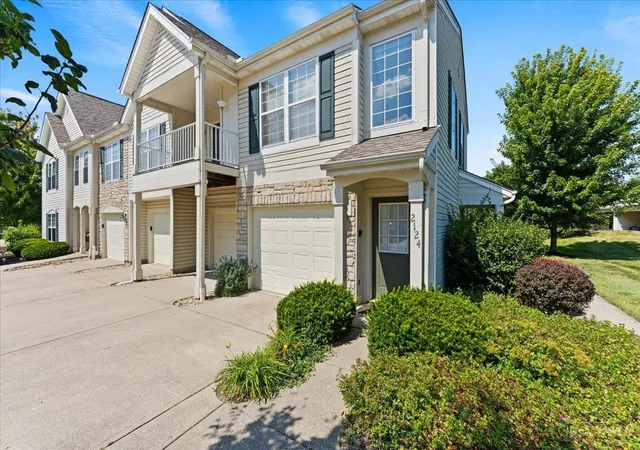 Listing Photo 3 - Condo for sale in building located at 2124 Commons Cir, Batavia, OH 45103