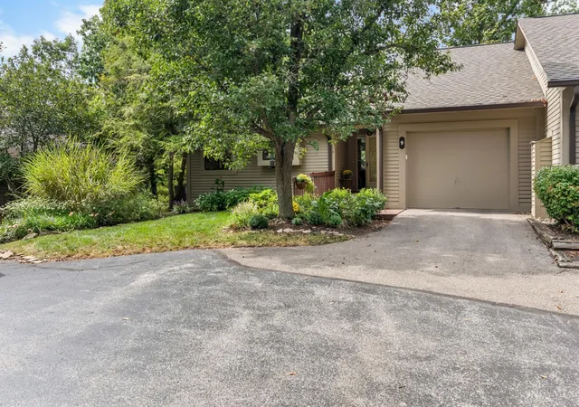 Photo 3 of Sale Pending at 9 Hickory View Ln, Milford, OH 45150 | MLS# 1893210 | Listing updated on 2026-09-14
