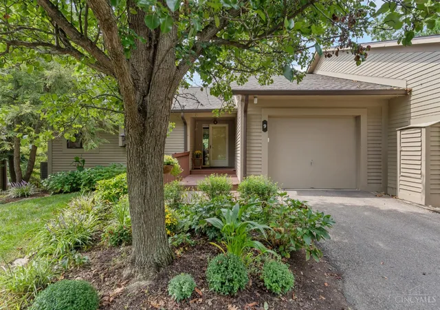 Listing Photo 4 - Condo for sale in building located at 9 Hickory Vw Ln, Milford, OH 45150
