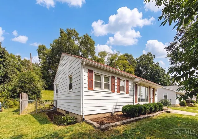 Photo 2 of Single family home for sale at 588 Valleyview Dr, Hamilton, OH 45013 | MLS# 1893252 | Listing updated on 2026-09-09