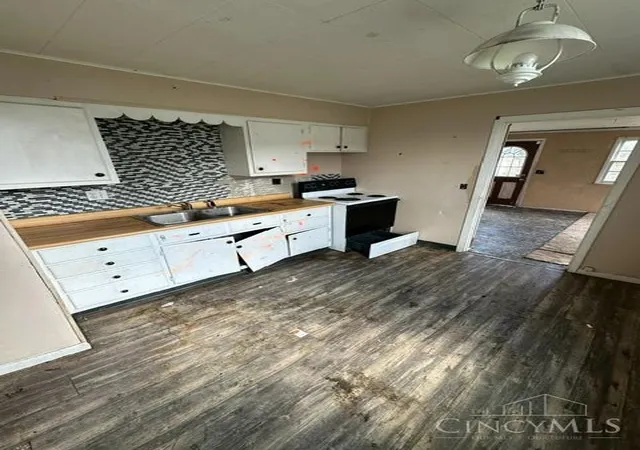 Photo 3 of Sale Pending at 726 Pine St, Hamilton, OH 45011 | MLS# 1893511 | Listing updated on 2026-09-11