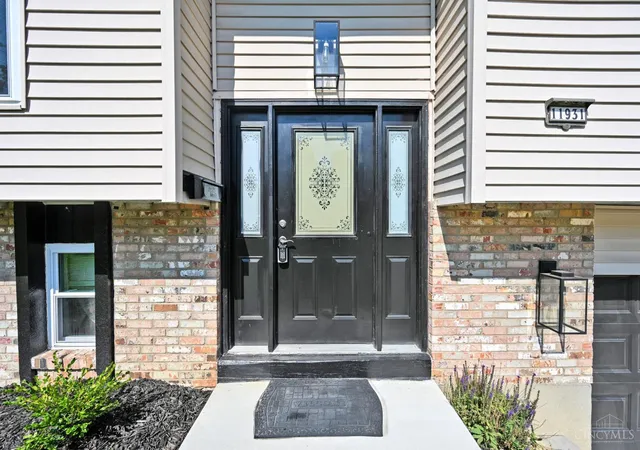 Photo 3 of Sale Pending at 11931 Blackhawk Cir, Springfield Twp., OH 45240 | MLS# 1893532 | Listing updated on 2026-09-15