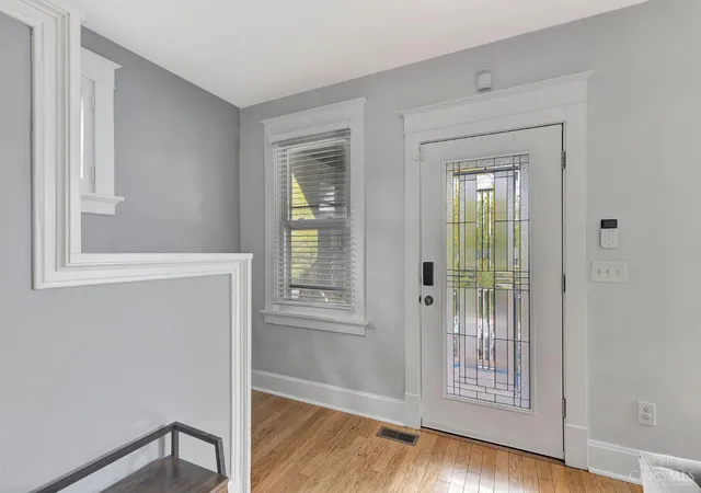 Photo 3 of Single family home for sale at 2527 Ridgeland Pl, Cincinnati, OH 45212 | MLS# 1892947 | Listing updated on 2026-10-28