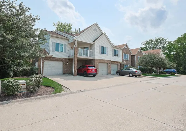 Listing Photo 2 - Condo for sale in building located at 3351 Lindsay Ln, Cincinnati, OH 45251 - Unit #33