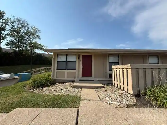 Listing Photo 1 - Condo for sale in 5064 Queenswood Ct located at 5064 Queenswood Ct, Hamilton, OH 45011 - Unit 5064 Queenswood Ct