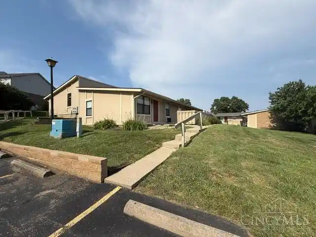 Listing Photo 2 - Condo for sale in 5064 Queenswood Ct located at 5064 Queenswood Ct, Hamilton, OH 45011 - Unit 5064 Queenswood Ct