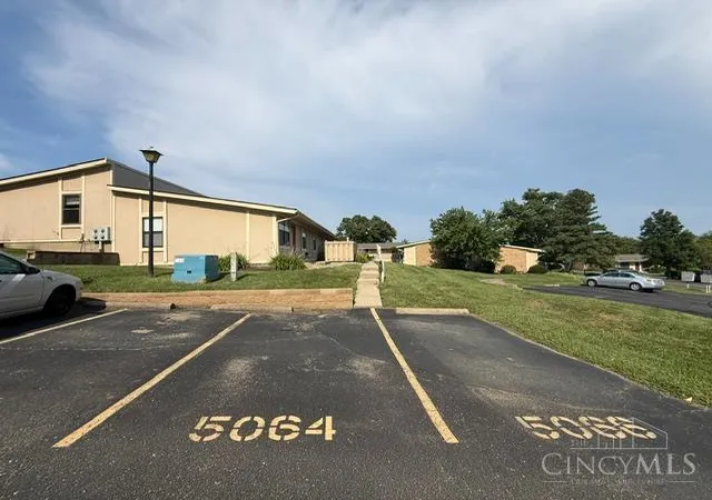 Listing Photo 3 - Condo for sale in building located at 5064 Queenswood Ct, Hamilton, OH 45011
