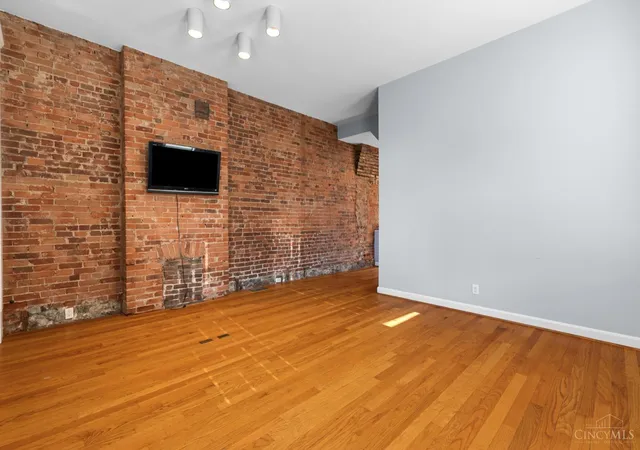 Listing Photo 5 - Condo for sale in building located at 561 Milton St, Cincinnati, OH 45202 - Unit #O