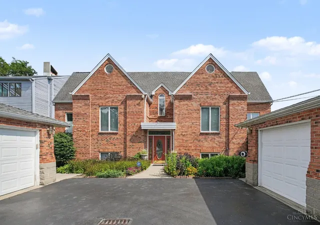 Listing Photo 2 - Condo for sale in building located at 390 Grand Ave, Cincinnati, OH 45205 - Unit #B