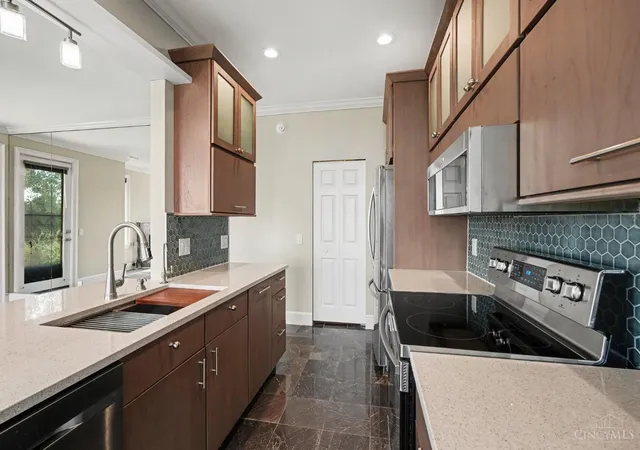 Listing Photo 5 - Condo for sale in building located at 390 Grand Ave, Cincinnati, OH 45205 - Unit #B