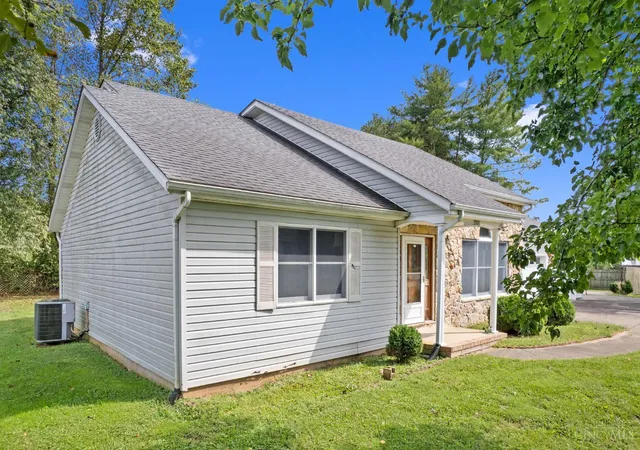 Photo 4 of Single family home for sale at 2000 Stivers Rd, Aberdeen, OH 45101 | MLS# 1894744 | Listing updated on 2026-09-28