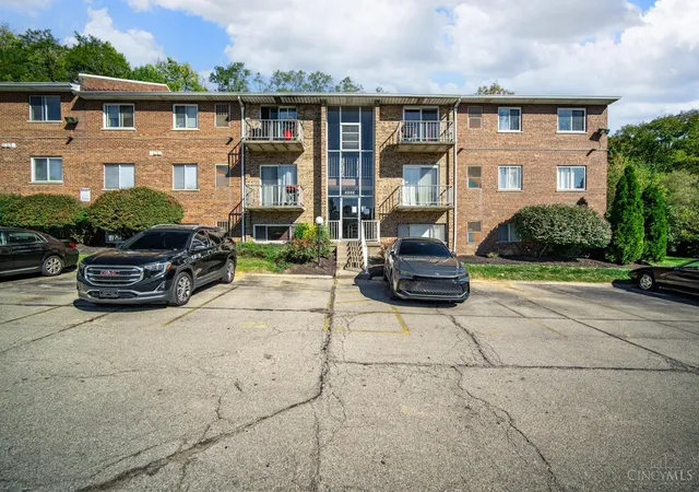 Listing Photo 3 - Condo for sale in building located at 2431 Mustang Dr, Cincinnati, OH 45211 - Unit #15
