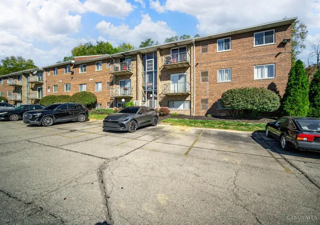 Listing Photo 4 - Condo for sale in building located at 2431 Mustang Dr, Cincinnati, OH 45211 - Unit #15